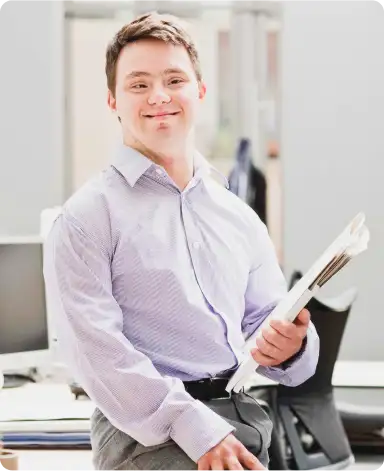 Pessoa sorrindo com pastas de trabalho na mão